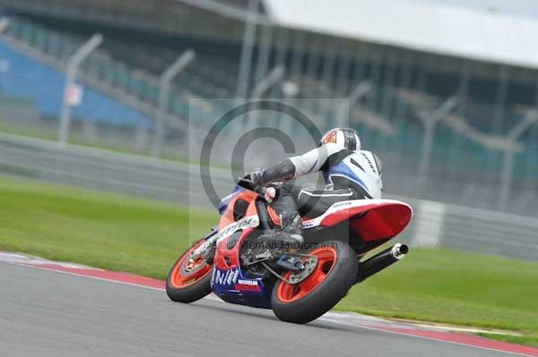 Motorcycle action photographs;Silverstone circuit;Silverstone photographs;Trackday digital images;event digital images;eventdigitalimages;no limits trackday;peter wileman photography;rockingham towcester northamptonshire;trackday;trackday photos