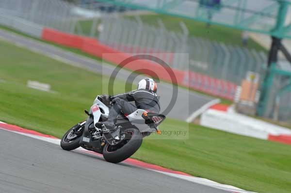 Motorcycle action photographs;Silverstone circuit;Silverstone photographs;Trackday digital images;event digital images;eventdigitalimages;no limits trackday;peter wileman photography;rockingham towcester northamptonshire;trackday;trackday photos