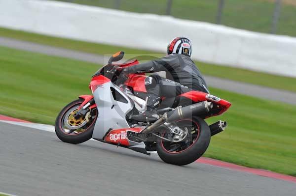 Motorcycle action photographs;Silverstone circuit;Silverstone photographs;Trackday digital images;event digital images;eventdigitalimages;no limits trackday;peter wileman photography;rockingham towcester northamptonshire;trackday;trackday photos