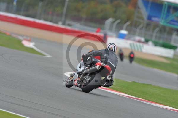 Motorcycle action photographs;Silverstone circuit;Silverstone photographs;Trackday digital images;event digital images;eventdigitalimages;no limits trackday;peter wileman photography;rockingham towcester northamptonshire;trackday;trackday photos