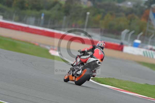 Motorcycle action photographs;Silverstone circuit;Silverstone photographs;Trackday digital images;event digital images;eventdigitalimages;no limits trackday;peter wileman photography;rockingham towcester northamptonshire;trackday;trackday photos