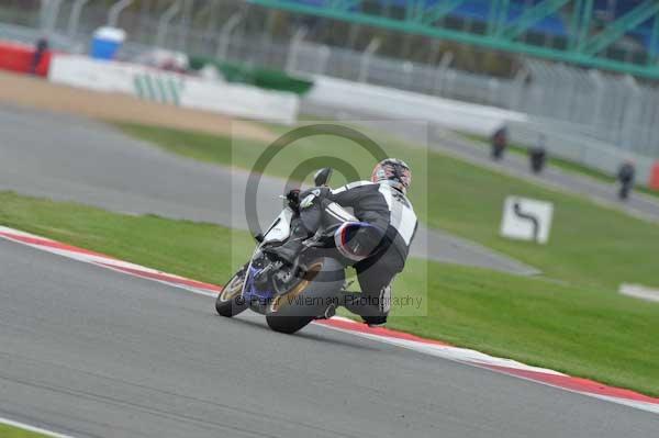 Motorcycle action photographs;Silverstone circuit;Silverstone photographs;Trackday digital images;event digital images;eventdigitalimages;no limits trackday;peter wileman photography;rockingham towcester northamptonshire;trackday;trackday photos