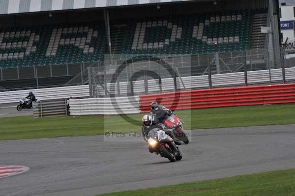 Motorcycle action photographs;Silverstone circuit;Silverstone photographs;Trackday digital images;event digital images;eventdigitalimages;no limits trackday;peter wileman photography;rockingham towcester northamptonshire;trackday;trackday photos