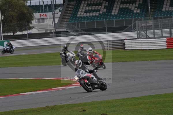 Motorcycle action photographs;Silverstone circuit;Silverstone photographs;Trackday digital images;event digital images;eventdigitalimages;no limits trackday;peter wileman photography;rockingham towcester northamptonshire;trackday;trackday photos