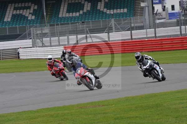 Motorcycle action photographs;Silverstone circuit;Silverstone photographs;Trackday digital images;event digital images;eventdigitalimages;no limits trackday;peter wileman photography;rockingham towcester northamptonshire;trackday;trackday photos