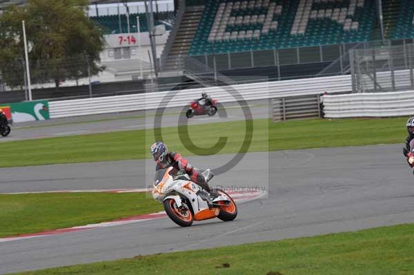 Motorcycle action photographs;Silverstone circuit;Silverstone photographs;Trackday digital images;event digital images;eventdigitalimages;no limits trackday;peter wileman photography;rockingham towcester northamptonshire;trackday;trackday photos