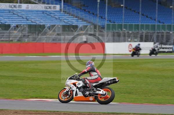 Motorcycle action photographs;Silverstone circuit;Silverstone photographs;Trackday digital images;event digital images;eventdigitalimages;no limits trackday;peter wileman photography;rockingham towcester northamptonshire;trackday;trackday photos