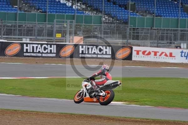 Motorcycle action photographs;Silverstone circuit;Silverstone photographs;Trackday digital images;event digital images;eventdigitalimages;no limits trackday;peter wileman photography;rockingham towcester northamptonshire;trackday;trackday photos