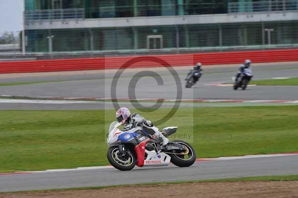 Motorcycle action photographs;Silverstone circuit;Silverstone photographs;Trackday digital images;event digital images;eventdigitalimages;no limits trackday;peter wileman photography;rockingham towcester northamptonshire;trackday;trackday photos