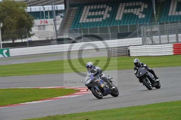 Motorcycle action photographs;Silverstone circuit;Silverstone photographs;Trackday digital images;event digital images;eventdigitalimages;no limits trackday;peter wileman photography;rockingham towcester northamptonshire;trackday;trackday photos