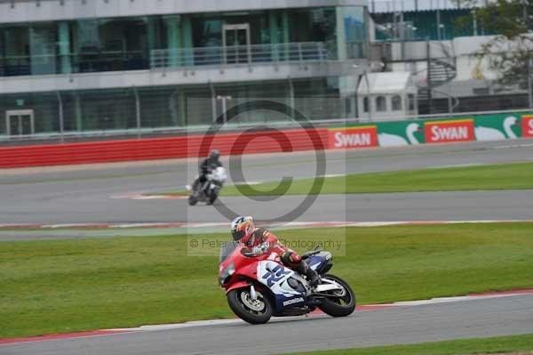 Motorcycle action photographs;Silverstone circuit;Silverstone photographs;Trackday digital images;event digital images;eventdigitalimages;no limits trackday;peter wileman photography;rockingham towcester northamptonshire;trackday;trackday photos