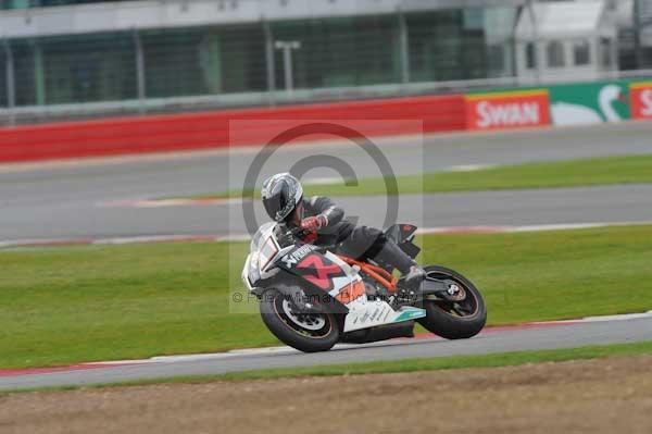 Motorcycle action photographs;Silverstone circuit;Silverstone photographs;Trackday digital images;event digital images;eventdigitalimages;no limits trackday;peter wileman photography;rockingham towcester northamptonshire;trackday;trackday photos