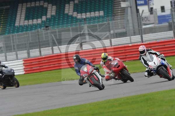 Motorcycle action photographs;Silverstone circuit;Silverstone photographs;Trackday digital images;event digital images;eventdigitalimages;no limits trackday;peter wileman photography;rockingham towcester northamptonshire;trackday;trackday photos