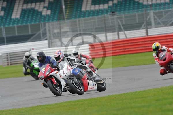 Motorcycle action photographs;Silverstone circuit;Silverstone photographs;Trackday digital images;event digital images;eventdigitalimages;no limits trackday;peter wileman photography;rockingham towcester northamptonshire;trackday;trackday photos