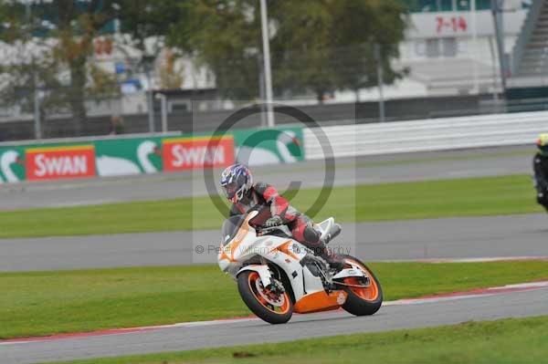 Motorcycle action photographs;Silverstone circuit;Silverstone photographs;Trackday digital images;event digital images;eventdigitalimages;no limits trackday;peter wileman photography;rockingham towcester northamptonshire;trackday;trackday photos