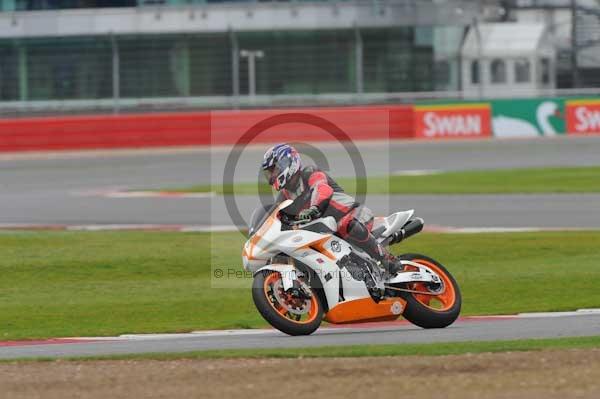 Motorcycle action photographs;Silverstone circuit;Silverstone photographs;Trackday digital images;event digital images;eventdigitalimages;no limits trackday;peter wileman photography;rockingham towcester northamptonshire;trackday;trackday photos