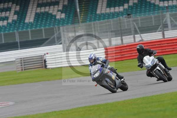 Motorcycle action photographs;Silverstone circuit;Silverstone photographs;Trackday digital images;event digital images;eventdigitalimages;no limits trackday;peter wileman photography;rockingham towcester northamptonshire;trackday;trackday photos