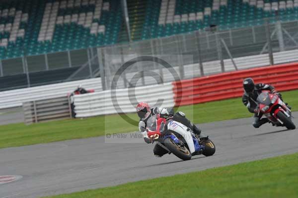 Motorcycle action photographs;Silverstone circuit;Silverstone photographs;Trackday digital images;event digital images;eventdigitalimages;no limits trackday;peter wileman photography;rockingham towcester northamptonshire;trackday;trackday photos