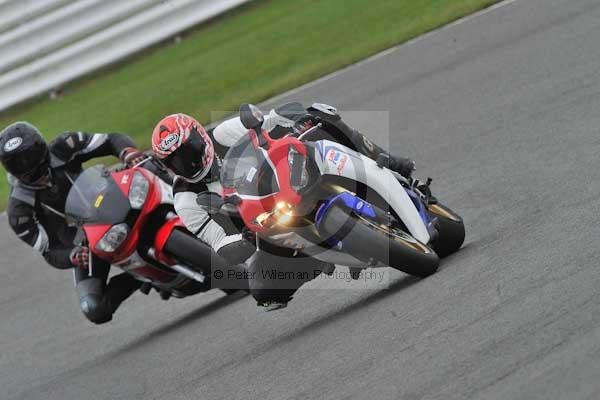 Motorcycle action photographs;Silverstone circuit;Silverstone photographs;Trackday digital images;event digital images;eventdigitalimages;no limits trackday;peter wileman photography;rockingham towcester northamptonshire;trackday;trackday photos