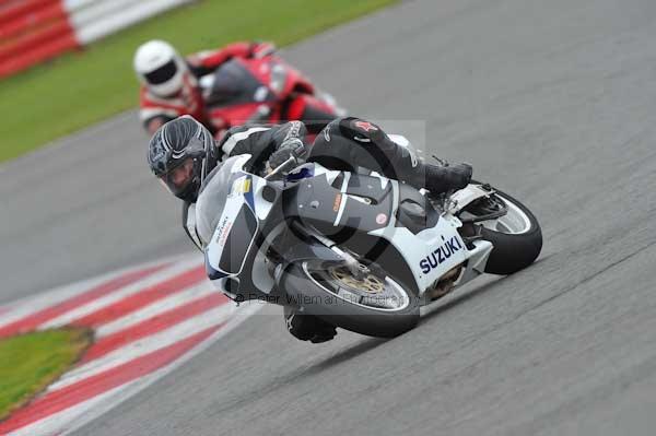 Motorcycle action photographs;Silverstone circuit;Silverstone photographs;Trackday digital images;event digital images;eventdigitalimages;no limits trackday;peter wileman photography;rockingham towcester northamptonshire;trackday;trackday photos