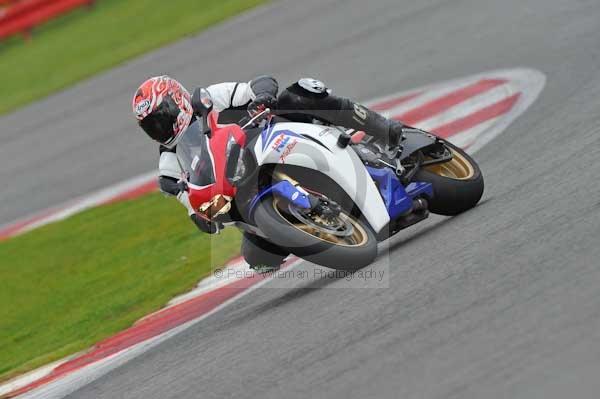 Motorcycle action photographs;Silverstone circuit;Silverstone photographs;Trackday digital images;event digital images;eventdigitalimages;no limits trackday;peter wileman photography;rockingham towcester northamptonshire;trackday;trackday photos