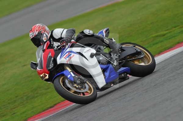 Motorcycle action photographs;Silverstone circuit;Silverstone photographs;Trackday digital images;event digital images;eventdigitalimages;no limits trackday;peter wileman photography;rockingham towcester northamptonshire;trackday;trackday photos