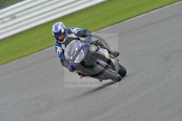 Motorcycle action photographs;Silverstone circuit;Silverstone photographs;Trackday digital images;event digital images;eventdigitalimages;no limits trackday;peter wileman photography;rockingham towcester northamptonshire;trackday;trackday photos