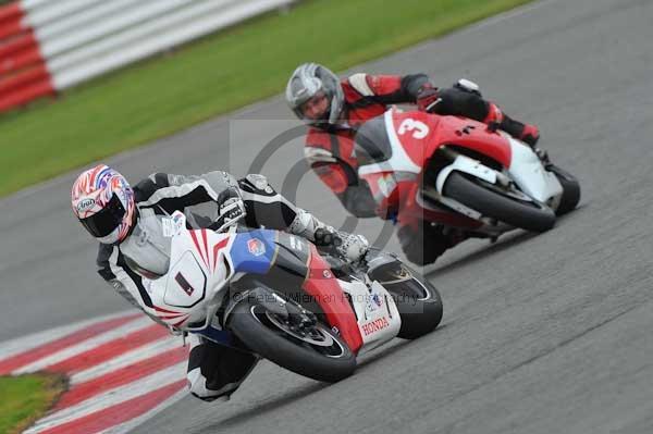 Motorcycle action photographs;Silverstone circuit;Silverstone photographs;Trackday digital images;event digital images;eventdigitalimages;no limits trackday;peter wileman photography;rockingham towcester northamptonshire;trackday;trackday photos