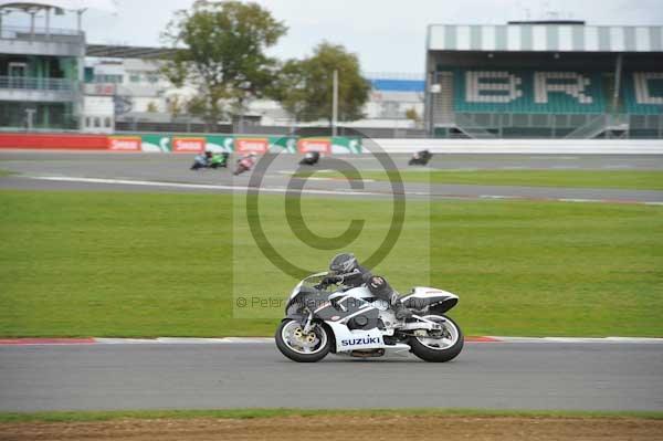 Motorcycle action photographs;Silverstone circuit;Silverstone photographs;Trackday digital images;event digital images;eventdigitalimages;no limits trackday;peter wileman photography;rockingham towcester northamptonshire;trackday;trackday photos