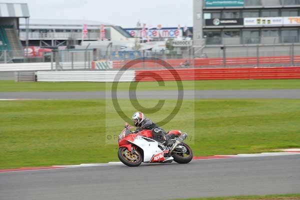 Motorcycle action photographs;Silverstone circuit;Silverstone photographs;Trackday digital images;event digital images;eventdigitalimages;no limits trackday;peter wileman photography;rockingham towcester northamptonshire;trackday;trackday photos