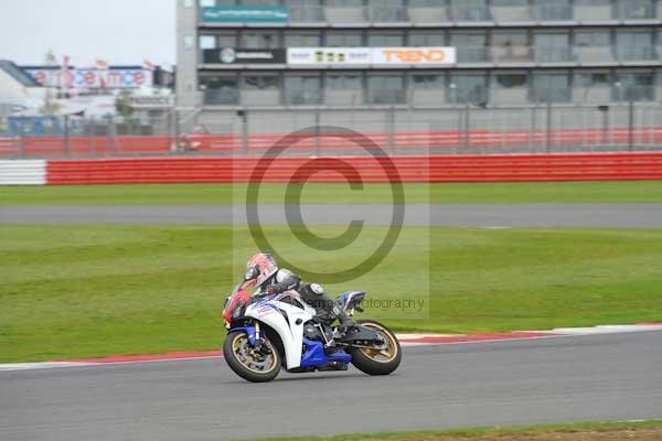 Motorcycle action photographs;Silverstone circuit;Silverstone photographs;Trackday digital images;event digital images;eventdigitalimages;no limits trackday;peter wileman photography;rockingham towcester northamptonshire;trackday;trackday photos