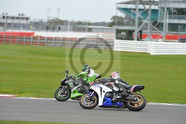 Motorcycle action photographs;Silverstone circuit;Silverstone photographs;Trackday digital images;event digital images;eventdigitalimages;no limits trackday;peter wileman photography;rockingham towcester northamptonshire;trackday;trackday photos