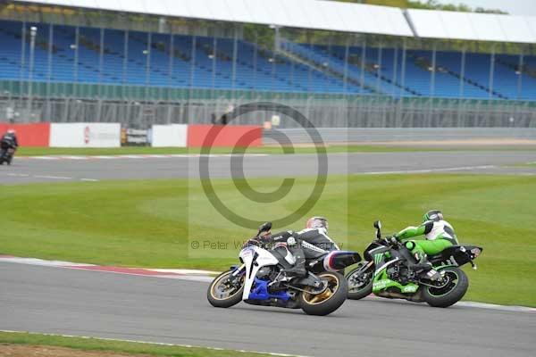 Motorcycle action photographs;Silverstone circuit;Silverstone photographs;Trackday digital images;event digital images;eventdigitalimages;no limits trackday;peter wileman photography;rockingham towcester northamptonshire;trackday;trackday photos