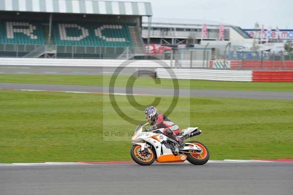 Motorcycle action photographs;Silverstone circuit;Silverstone photographs;Trackday digital images;event digital images;eventdigitalimages;no limits trackday;peter wileman photography;rockingham towcester northamptonshire;trackday;trackday photos