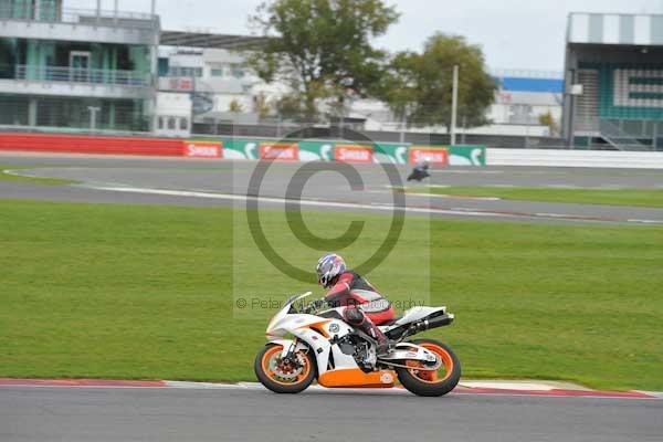 Motorcycle action photographs;Silverstone circuit;Silverstone photographs;Trackday digital images;event digital images;eventdigitalimages;no limits trackday;peter wileman photography;rockingham towcester northamptonshire;trackday;trackday photos