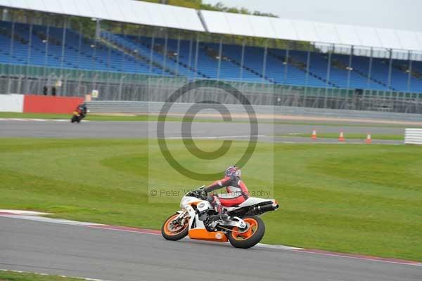 Motorcycle action photographs;Silverstone circuit;Silverstone photographs;Trackday digital images;event digital images;eventdigitalimages;no limits trackday;peter wileman photography;rockingham towcester northamptonshire;trackday;trackday photos