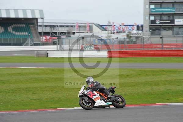 Motorcycle action photographs;Silverstone circuit;Silverstone photographs;Trackday digital images;event digital images;eventdigitalimages;no limits trackday;peter wileman photography;rockingham towcester northamptonshire;trackday;trackday photos