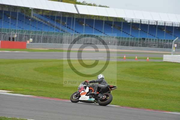 Motorcycle action photographs;Silverstone circuit;Silverstone photographs;Trackday digital images;event digital images;eventdigitalimages;no limits trackday;peter wileman photography;rockingham towcester northamptonshire;trackday;trackday photos