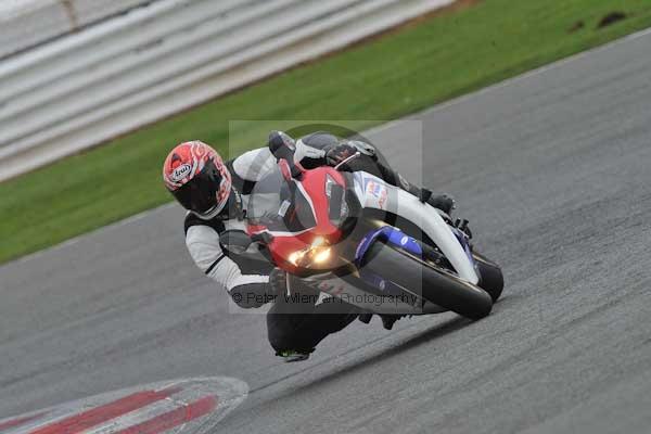 Motorcycle action photographs;Silverstone circuit;Silverstone photographs;Trackday digital images;event digital images;eventdigitalimages;no limits trackday;peter wileman photography;rockingham towcester northamptonshire;trackday;trackday photos