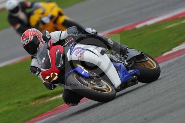 Motorcycle action photographs;Silverstone circuit;Silverstone photographs;Trackday digital images;event digital images;eventdigitalimages;no limits trackday;peter wileman photography;rockingham towcester northamptonshire;trackday;trackday photos