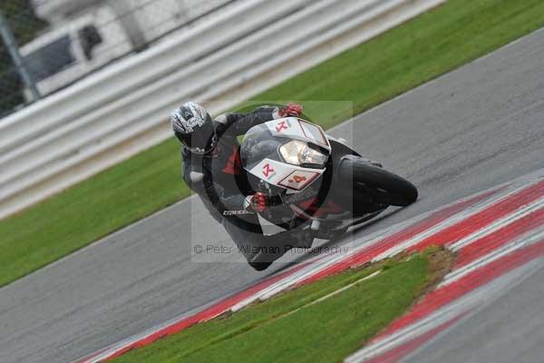 Motorcycle action photographs;Silverstone circuit;Silverstone photographs;Trackday digital images;event digital images;eventdigitalimages;no limits trackday;peter wileman photography;rockingham towcester northamptonshire;trackday;trackday photos