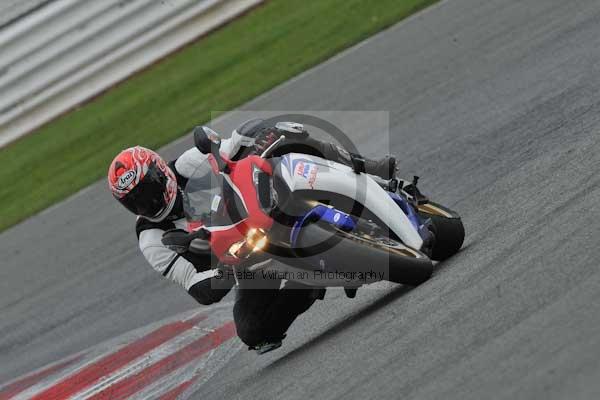 Motorcycle action photographs;Silverstone circuit;Silverstone photographs;Trackday digital images;event digital images;eventdigitalimages;no limits trackday;peter wileman photography;rockingham towcester northamptonshire;trackday;trackday photos