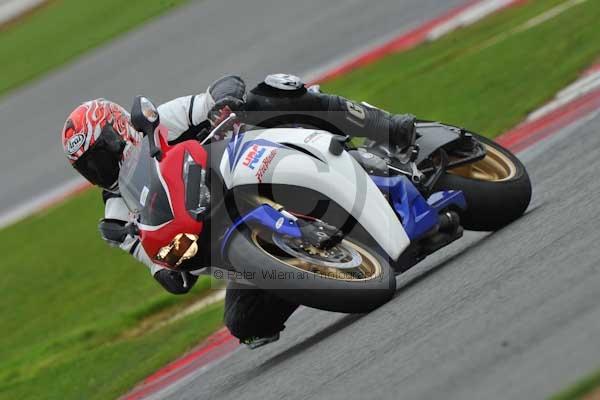 Motorcycle action photographs;Silverstone circuit;Silverstone photographs;Trackday digital images;event digital images;eventdigitalimages;no limits trackday;peter wileman photography;rockingham towcester northamptonshire;trackday;trackday photos