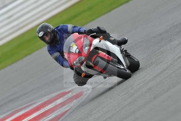 Motorcycle action photographs;Silverstone circuit;Silverstone photographs;Trackday digital images;event digital images;eventdigitalimages;no limits trackday;peter wileman photography;rockingham towcester northamptonshire;trackday;trackday photos