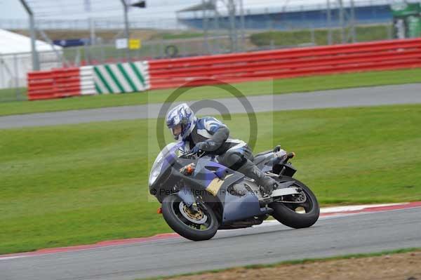 Motorcycle action photographs;Silverstone circuit;Silverstone photographs;Trackday digital images;event digital images;eventdigitalimages;no limits trackday;peter wileman photography;rockingham towcester northamptonshire;trackday;trackday photos