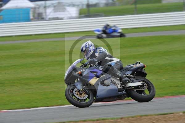 Motorcycle action photographs;Silverstone circuit;Silverstone photographs;Trackday digital images;event digital images;eventdigitalimages;no limits trackday;peter wileman photography;rockingham towcester northamptonshire;trackday;trackday photos