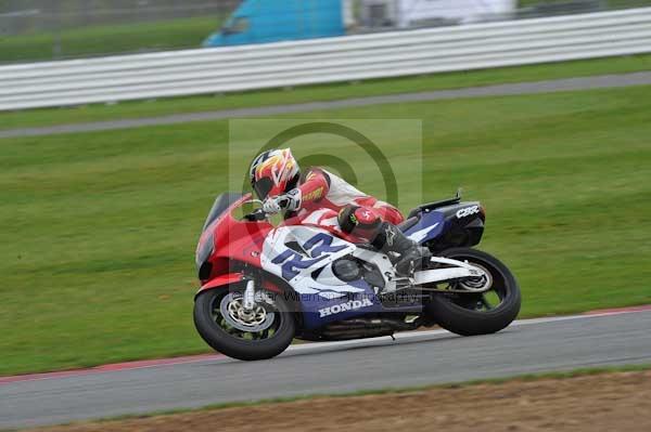 Motorcycle action photographs;Silverstone circuit;Silverstone photographs;Trackday digital images;event digital images;eventdigitalimages;no limits trackday;peter wileman photography;rockingham towcester northamptonshire;trackday;trackday photos