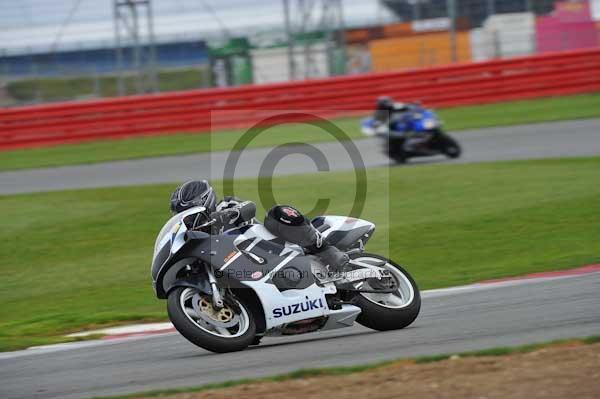 Motorcycle action photographs;Silverstone circuit;Silverstone photographs;Trackday digital images;event digital images;eventdigitalimages;no limits trackday;peter wileman photography;rockingham towcester northamptonshire;trackday;trackday photos