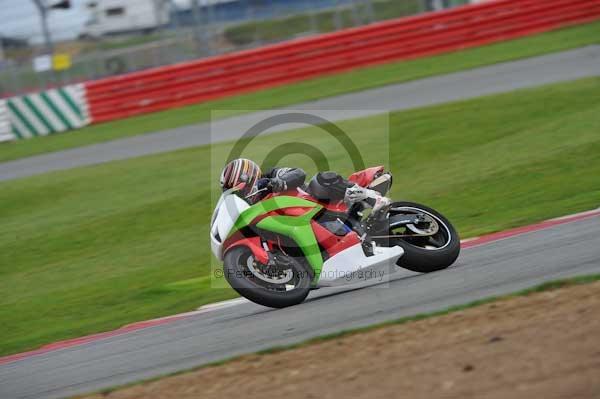 Motorcycle action photographs;Silverstone circuit;Silverstone photographs;Trackday digital images;event digital images;eventdigitalimages;no limits trackday;peter wileman photography;rockingham towcester northamptonshire;trackday;trackday photos