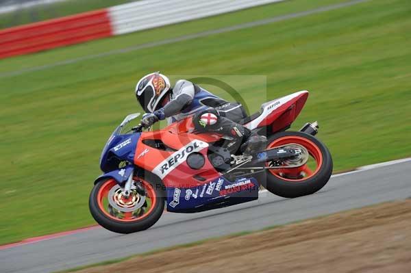 Motorcycle action photographs;Silverstone circuit;Silverstone photographs;Trackday digital images;event digital images;eventdigitalimages;no limits trackday;peter wileman photography;rockingham towcester northamptonshire;trackday;trackday photos